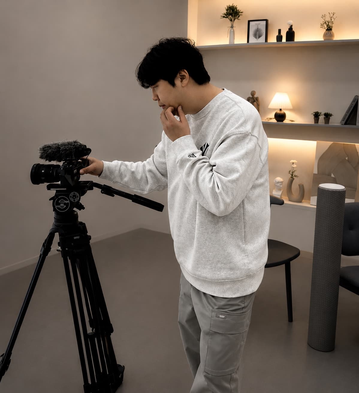 카메라 촬영을 준비하는 김영훈 크리에이티브 디렉터